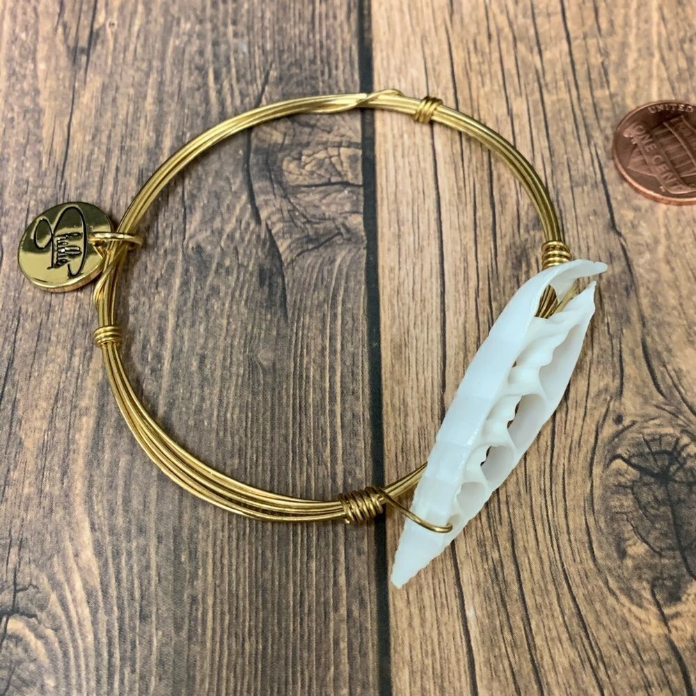 Shellie Shell Wire Wrap Bracelet‎ - Picture 2 of 3